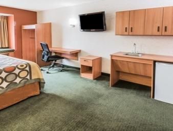 Hotel Super 8 By Wyndham West