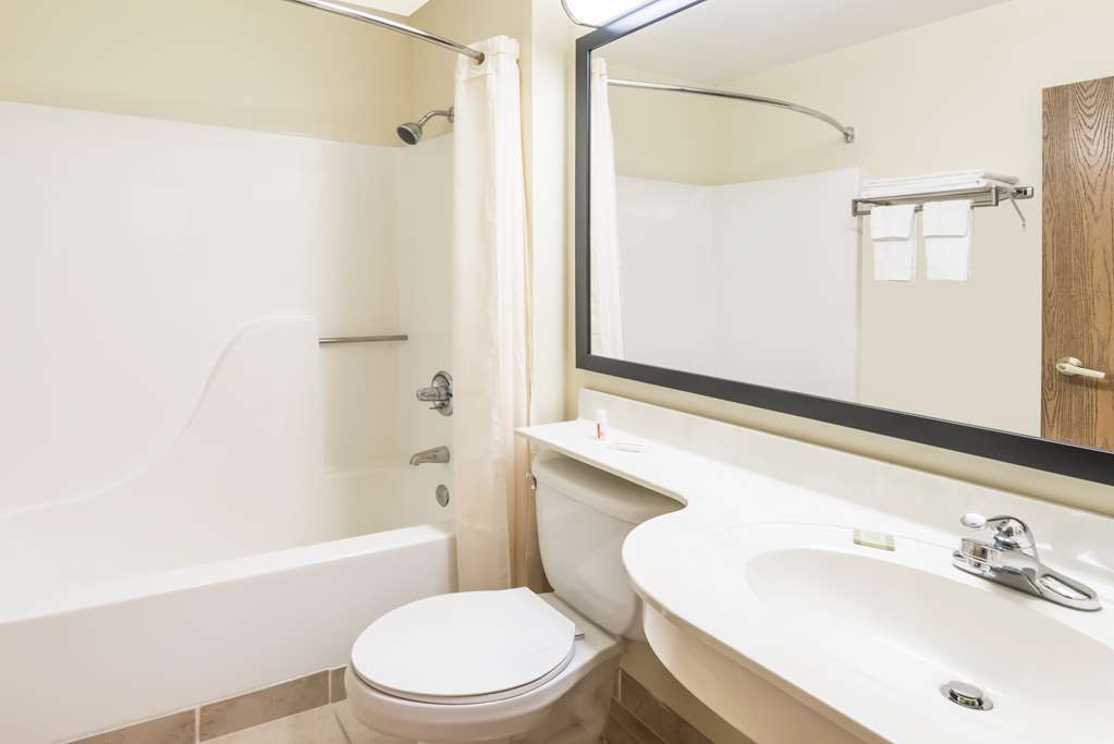 Hotel Super 8 By Wyndham West